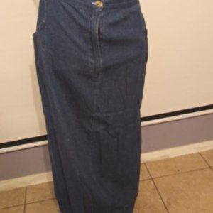 HWY Jean Skirt Has A Zipper in Front